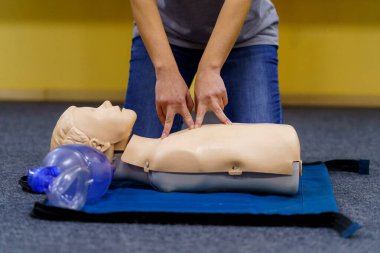 Kaliteli terapi göğüs kompresyonlarını göstermek için dört başparmak tekniği kullanın.