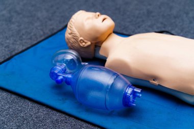 Mavi battaniyeye oksijen maskesi takmış tıbbi manken..