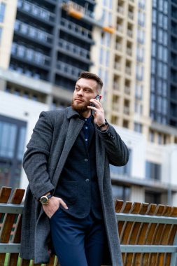 Modern şehrin sokaklarında genç yakışıklılara telefon var. Sokakta kalan bir turist. İş adamının iş görüşmesi var..
