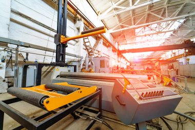 Modern bitkide yeni ve güçlü bir araç. Kontrol paneli olan bir makine. Sanayi konsepti. Fabrika ekipmanı.