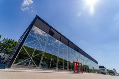 Modern dış mimari ve ofis binasının cepheleri. Giriş alanları gösteriliyor. Yapı ve yürüyüş alanı. Yakın çekim..