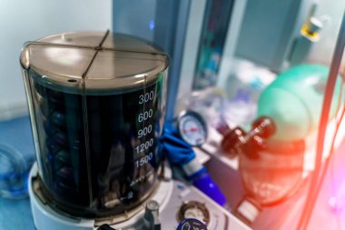 Salgın gerçekliğinde çalışan oksijen ekipmanları. Modern hastane sağlık ekipmanları.