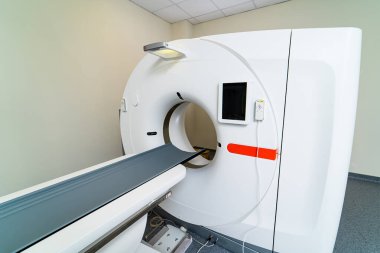 MRI makinesi bir hastane odasında araştırma yapmaya hazır. Sıhhiye ekipmanlarına odaklan. Klinikte kimse yok..