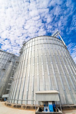 Uzun vadeli tahıl deposu için büyük çelik tanklar. Fabrikadaki modern ekipmanlar. Tahıl muhafazası için tek sarnıç. Yakın çekim..