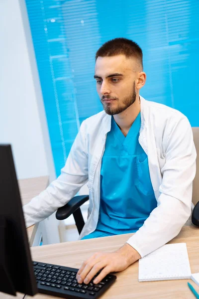 Médico Prefessional Experiente Digitando Teclado Escritório Brilhante Clínica Moderna Médico — Fotografia de Stock