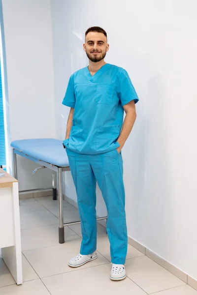 Portrait Jeune Médecin Barbu Souriant Blouse Bleue Isolé Sur Fond — Photo