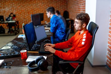 Bilgisayarla çalışan genç yakışıklı adam. Yeni kod yazan bilişim işçisi.