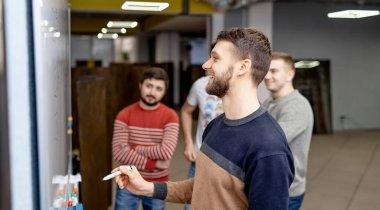 Takımın başarılı strateji projesi için birlikte çalışması. İş mesleği planlaması.