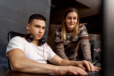 Evde bilgisayarda çalışan çift serbest çalışıyor..