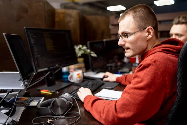 オフィスでコンピュータを使っている忙しいハンサムな男 若い男性にはコンピューターの仕事がある — ストック写真