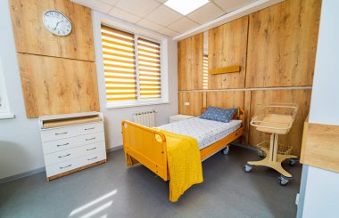 Klinikte kapalı şık bir oda. Hastane koğuşunun yeni modern iç mimarisi.