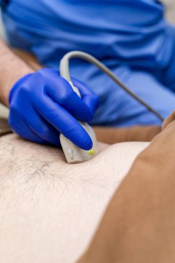 Hasta için klinik işlem yapan bir tıp çalışanı. Doktor terapist hastasıyla ilgileniyor..