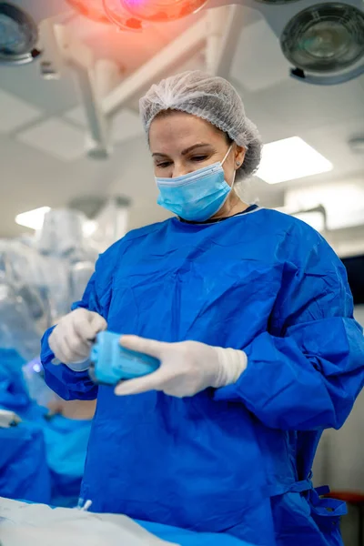 Cirujano Enfocado Uniforme Azul Máscara Preparándose Para Operación Sala Operaciones — Foto de Stock