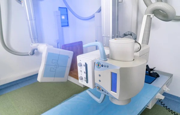 Zeitgenössische Arbeitsgeräte Für Ärzte Medizinische Maschine Hellen Breiten Krankenhauszimmer — Stockfoto