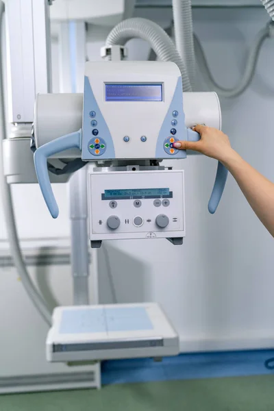 Sterile Moderne Notfallausrüstung Weißen Klinikzimmer Computergeräte Für Die Chirurgie — Stockfoto