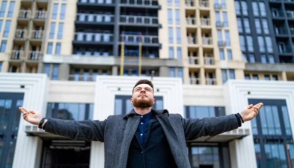 Hombre Relajado Pie Con Los Brazos Abiertos Cerca Del Edificio —  Fotos de Stock