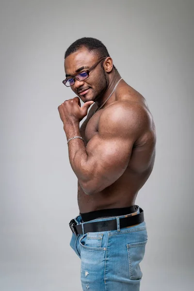 Afro Amerikaanse Bodybuilder Man Naakte Gespierde Romp Jeans Geïsoleerd Witte — Stockfoto
