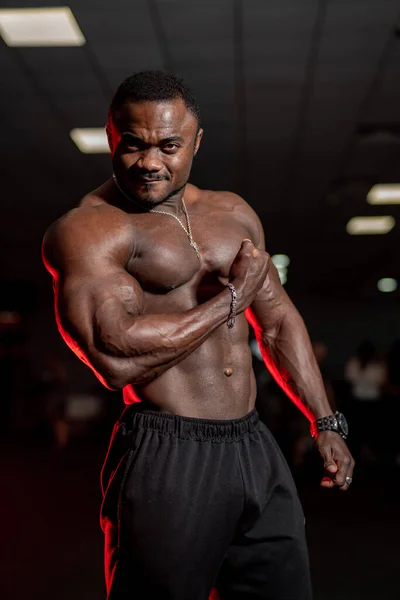 Athlète Faire Exercice Pour Les Biceps Athlète Africain Gymnase — Photo