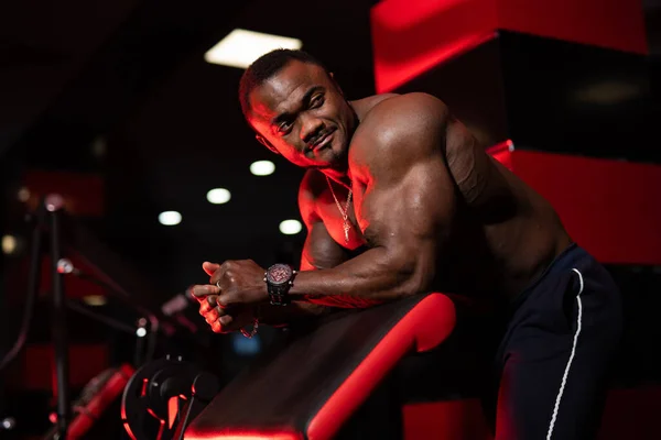 ジムでの筋肉の男のトレーニング 強い男性の裸の胴の腹筋 — ストック写真