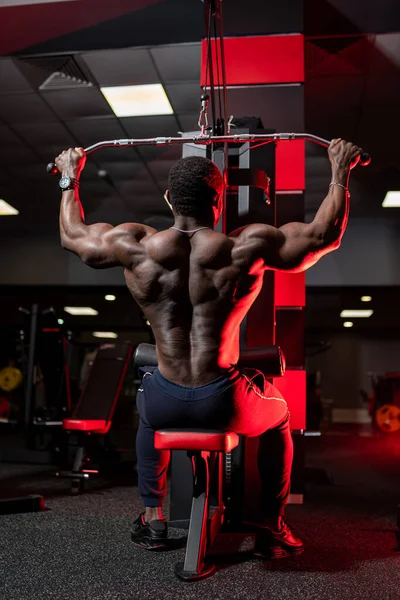 Sportler Beim Rückengymnastik Afrikanischer Athlet Der Turnhalle — Stockfoto