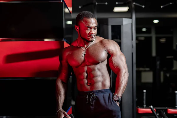Een Gespierde Man Met Biceps Spieren Sterke Mannelijke Naakte Romp — Stockfoto