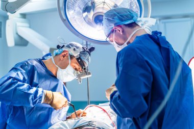 Beyaz maskeli doktor steril odada ameliyat yapıyor. Acil ameliyat odası..