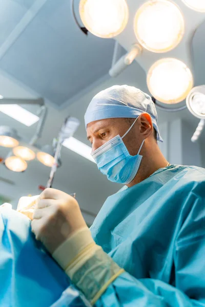 医療機器とプロの外科医の肖像画 医療用マスクで手術を行う自信のある外科医 — ストック写真