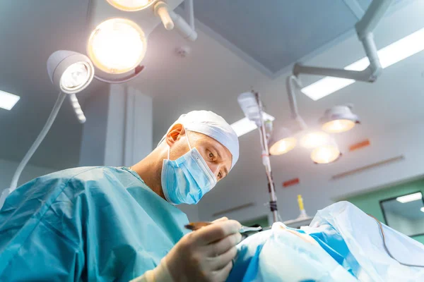 Впевнений Хірургічний Лікар Працює Медичній Масці Портрет Професійного Хірурга Медичним — стокове фото