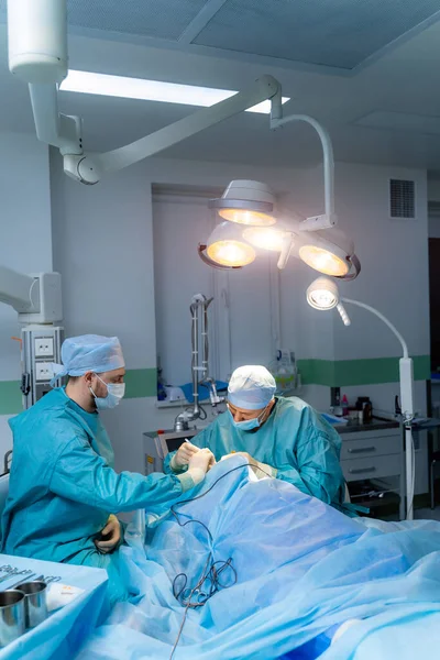 Professzionális Sebész Modern Osztályon Orvosi Egyenruhában Műtik — Stock Fotó