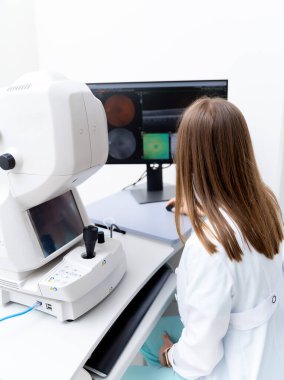 Modern ekipmanlı kadın göz doktorunun arka planı. Modern cihazları olan güncel bir klinik. Yakın çekim..