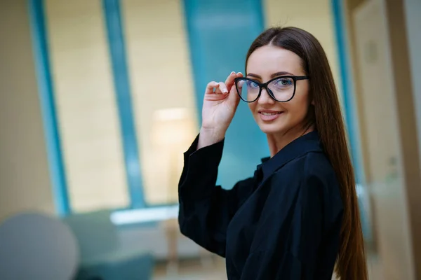 Sorridente Bella Ragazza Guarda Fotocamera Indossa Occhiali Moderni Femmina Occhiali — Foto Stock