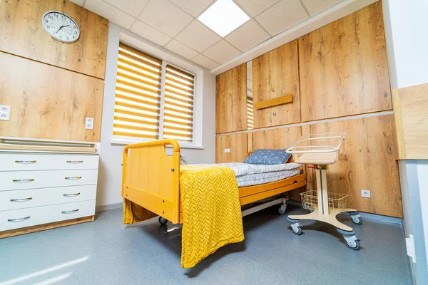 Δωμάτιο Νοσοκομείου Κρεβάτι Άνετο Ιατρικό Εξοπλισμένο Δωμάτιο Ένα Σύγχρονο Νοσοκομείο — Φωτογραφία Αρχείου