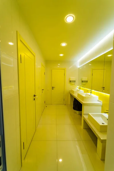 バスルームには服を着たドアがあります 病院や診療所で手を洗う場所 黄色の光 閉じろ — ストック写真