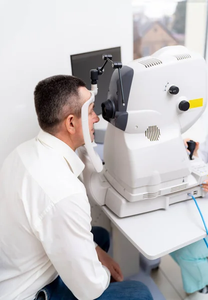 Oftalmologista Examina Pressão Paciente Conceito Oftalmologia Diagnóstico Astigmatismo Clínica Serviço — Fotografia de Stock