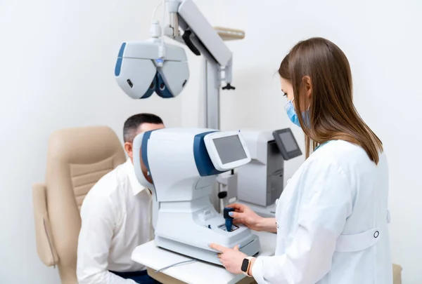 Homme Patient Vérifie Vision Oculaire Dans Clinique Correction Ophtalmologique Vue — Photo