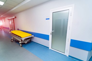 Koğuşta kapıları olan klinik sağlık koridoru. Hastanenin modern tıp merkezi..