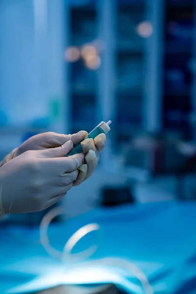 Manos Médicas Estériles Guantes Que Preparan Inyección Tratamiento Salud Hospital —  Fotos de Stock