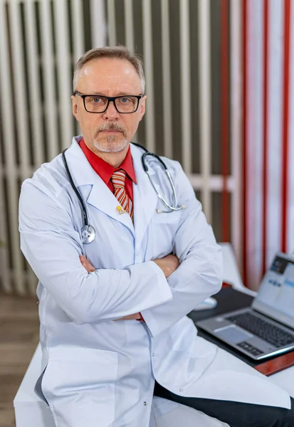 Médecin Attrayant Avec Lunettes Stéthoscope Travailleur Médical Gai Moderne Posant — Photo