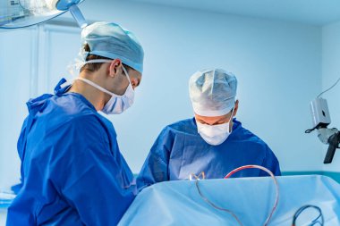 Tıbbi maskeli modern beyin cerrahisi. Profesyonel hastanede takım çalışması..