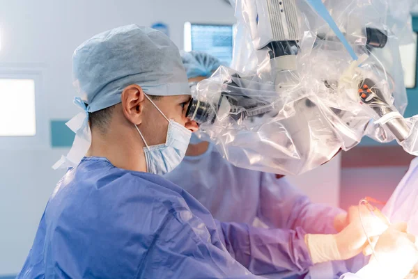 Manlig Kirurg Med Hjälp Som Arbetar Operationssalen Modern Neurokirurgi Professionellt — Stockfoto