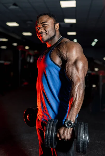 Fokussierter Afrikanisch Amerikanischer Muskulöser Bodybuilder Blauen Shirt Der Schweres Gerät — Stockfoto
