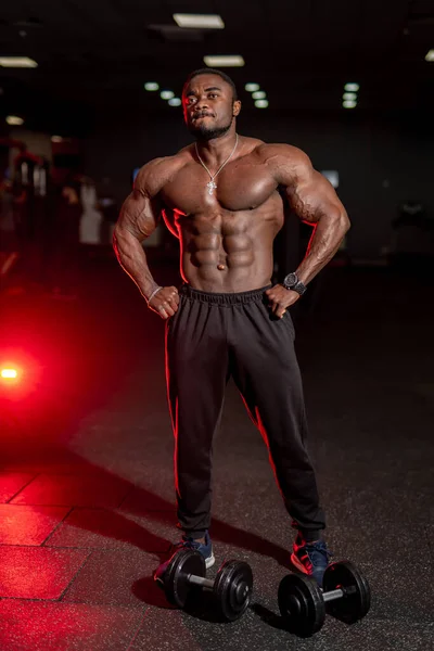Halfnaakte Sterke Afrikaanse Amerikaanse Bodybuilder Staan Met Sportuitrusting Donker Moderne — Stockfoto