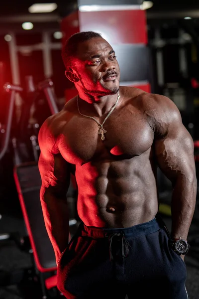 Sterke Halfnaakte Afrikaanse Amerikaanse Bodybuilder Staan Hedendaagse Sportschool Kijken Weg — Stockfoto