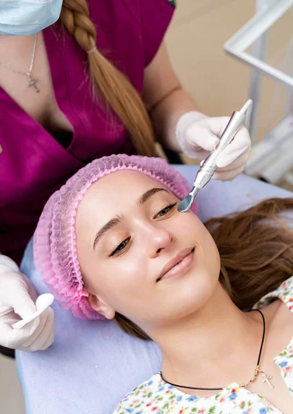 Junge Frau Beim Kosmetologen Kosmetologie Verfahren Haut Und Gesundheit — Stockfoto