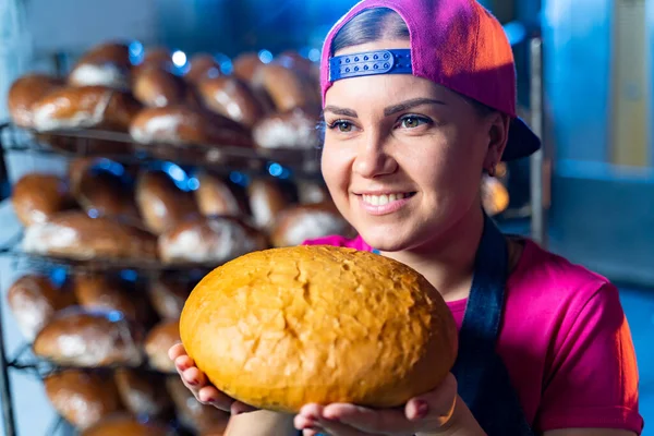 Glad Bagare Poserar För Kamera Med Läckra Färska Limpa Bröd — Stockfoto