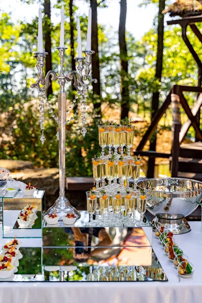 Свадебная Вечеринка Бокалами Шампанского Пирамида Вина Бокалах — стоковое фото