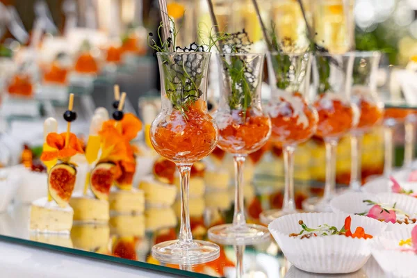 Pomarańczowe Koktajle Okularach Świeże Cytrusowe Święto Restauracji — Zdjęcie stockowe