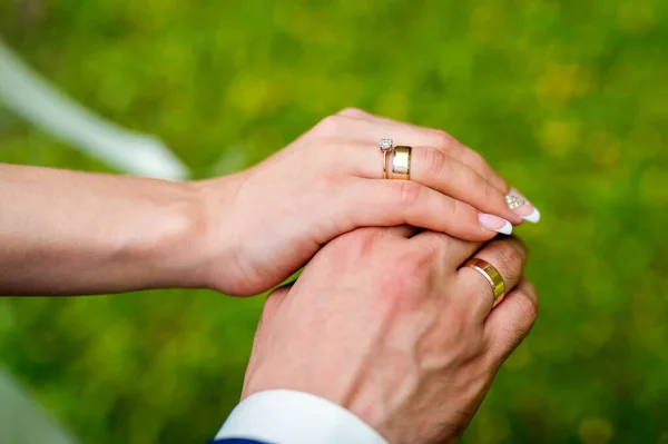 結婚指輪を持つカップルの手 婚約者のカップルは 新しいダイヤモンドリングを示す手を握る — ストック写真