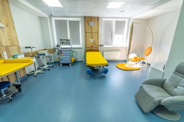 Yeni hafif doğum hastanesi koğuşu. Modern sağlık hizmetleri doğum koğuşu.
