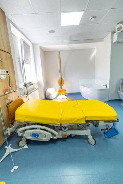 Doğum koğuşunda modern hasta yatakları. Hastane bebek sağlığı hizmetleri.
